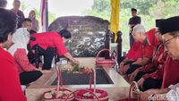Momen Khidmat Megawati Ajak Ganjar-Mahfud Ziarah ke Makam Bung Karno
