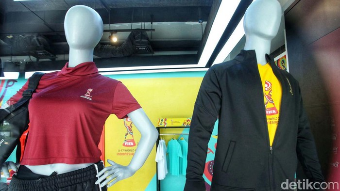 Pengunjung merchandise Piala Dunia U-17 2023 di Store Juaraga, FX Senayan, Jakarta, Jumat (3/11/2023).