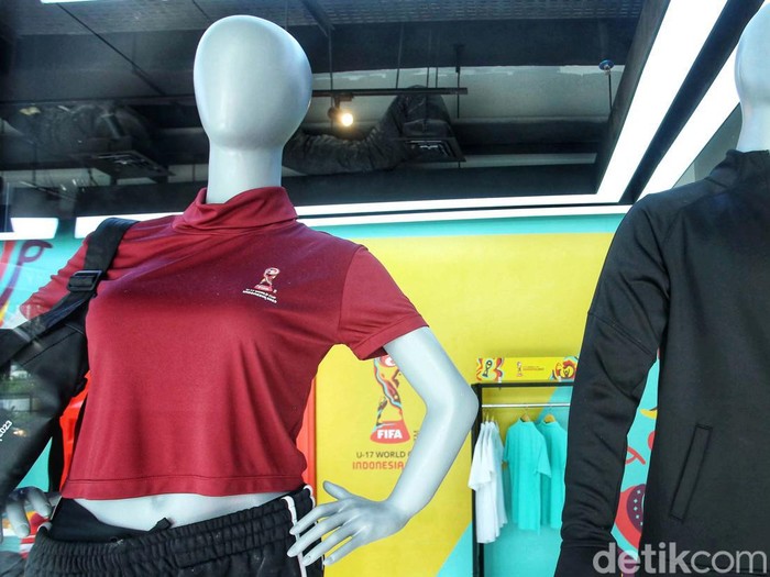 Pengunjung merchandise Piala Dunia U-17 2023 di Store Juaraga, FX Senayan, Jakarta, Jumat (3/11/2023).