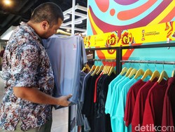 Merchandise yang tersedia berupa t-shirt, jersey, polo, jaket, topi, celana, dan souvenir seperti boneka, maskot, syal, tas, stiker hingga gantungan kunci.   
