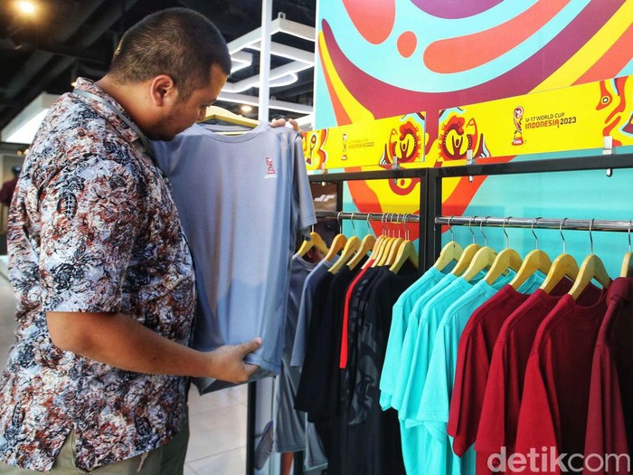Pengunjung merchandise Piala Dunia U-17 2023 di Store Juaraga, FX Senayan, Jakarta, Jumat (3/11/2023).