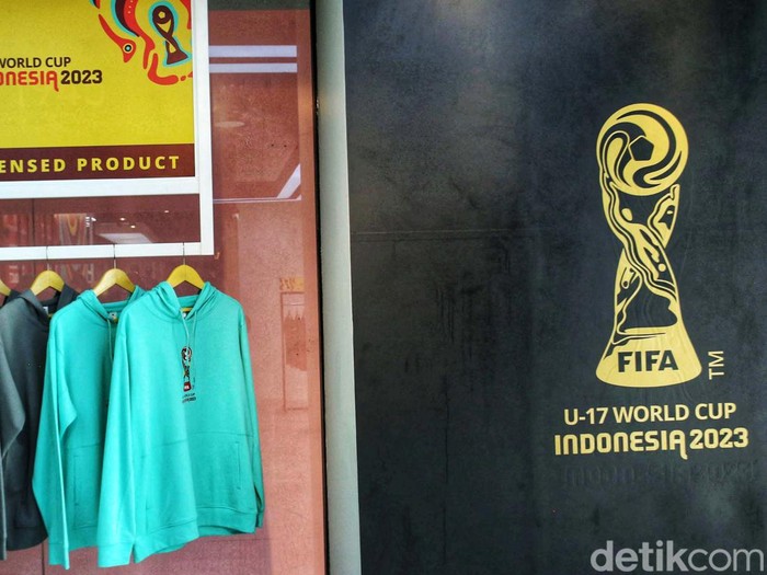 Pengunjung merchandise Piala Dunia U-17 2023 di Store Juaraga, FX Senayan, Jakarta, Jumat (3/11/2023).