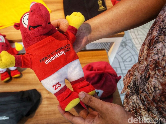 Pengunjung merchandise Piala Dunia U-17 2023 di Store Juaraga, FX Senayan, Jakarta, Jumat (3/11/2023).