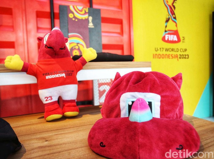 Pengunjung merchandise Piala Dunia U-17 2023 di Store Juaraga, FX Senayan, Jakarta, Jumat (3/11/2023).