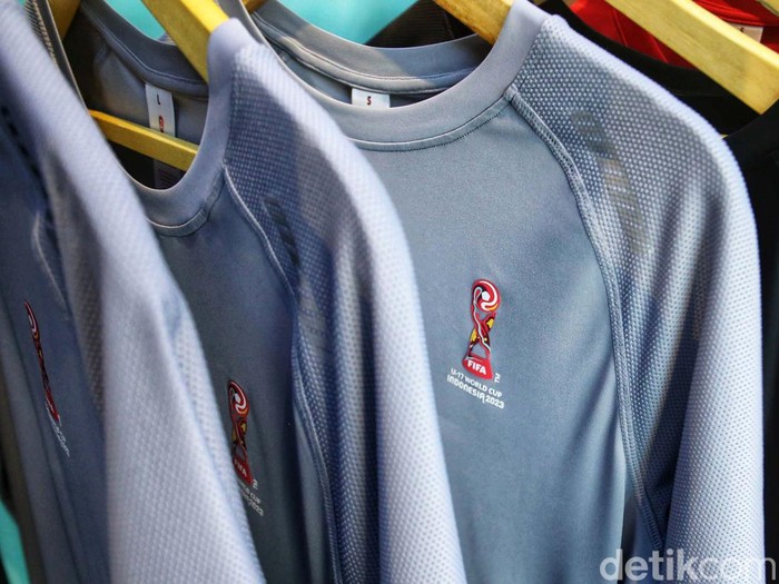 Pengunjung merchandise Piala Dunia U-17 2023 di Store Juaraga, FX Senayan, Jakarta, Jumat (3/11/2023).