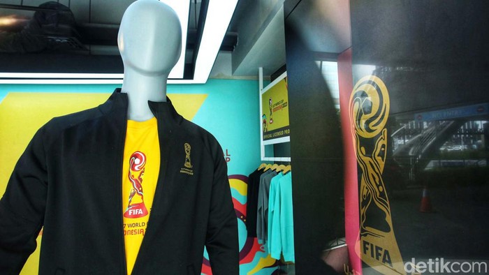 Pengunjung merchandise Piala Dunia U-17 2023 di Store Juaraga, FX Senayan, Jakarta, Jumat (3/11/2023).