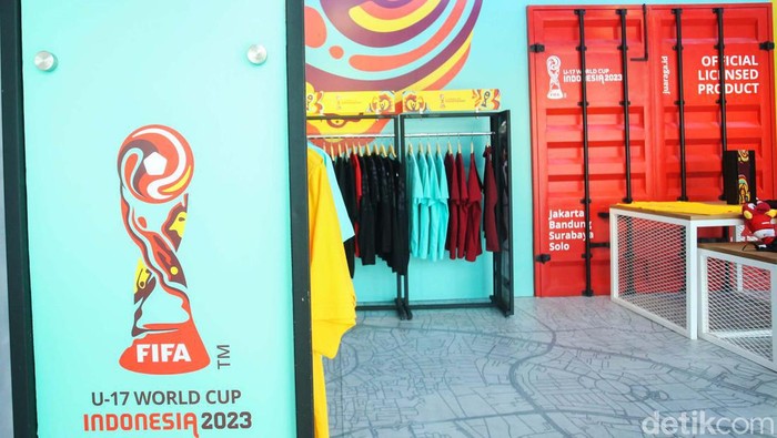 Pengunjung merchandise Piala Dunia U-17 2023 di Store Juaraga, FX Senayan, Jakarta, Jumat (3/11/2023).