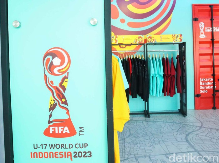 Pengunjung merchandise Piala Dunia U-17 2023 di Store Juaraga, FX Senayan, Jakarta, Jumat (3/11/2023).