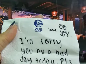 Merenung Saat Ngopi, Wanita Ini Dapat Pesan Haru dari Pelayan Kafe