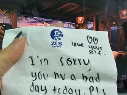 Merenung Saat Ngopi, Wanita Ini Dapat Pesan Haru dari Pelayan Kafe