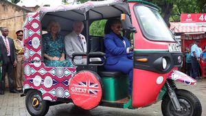 Momen Raja Charles dan Ratu Camilla Naik Bajaj di Kenya