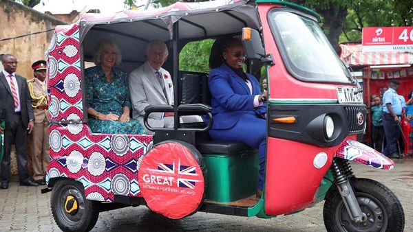 Momen Raja Charles dan Ratu Camilla Naik Bajaj di Kenya