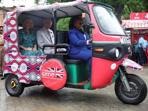 Momen Raja Charles dan Ratu Camilla Naik Bajaj di Kenya