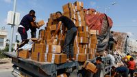 Momen Warga Palestina Bantu Truk Muat Bantuan yang Jatuh di Jalan