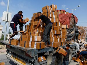 Momen Warga Palestina Bantu Truk Muat Bantuan yang Jatuh di Jalan