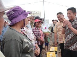 Pj Gubernur Sumut Beri Bantuan Bibit-Obat Hama untuk Petani di Parbuluan