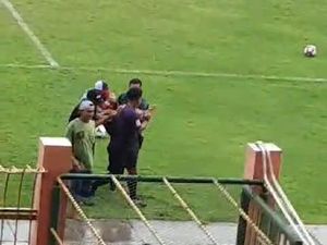 Pemain Bola di Bojonegoro Tersambar Petir saat Laga Piala Soeratin U-13 Pemain Bola di Bojonegoro Tersambar Petir saat Laga Piala Soeratin U-13