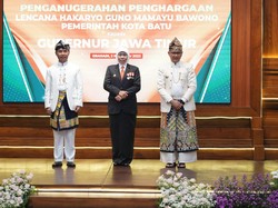Pemkot Batu Serahkan Penghargaan Hakaryo Guno Mamayu Bawono ke Khofifah