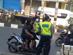 Pria Depok yang Viral Rebahan di Motor Akhirnya Disetop Polisi!