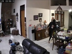 Maling Bertopeng Ninja Terekam CCTV Satroni Rumah Warga Kota Malang