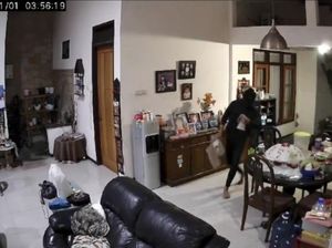 Maling Bertopeng Ninja Terekam CCTV Satroni Rumah Warga Kota Malang Maling Bertopeng Ninja Terekam CCTV Satroni Rumah Warga Kota Malang