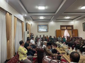 Upaya Damaikan Warga yang Sempat Blokir Jalan Buntut Bentrok Pelajar Upaya Damaikan Warga yang Sempat Blokir Jalan Buntut Bentrok Pelajar