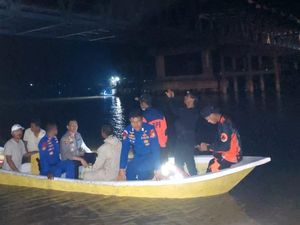 Ditabrak Truk, Pemotor Tewas-Hilang usai Jatuh ke Sungai Kampar di Pelalawan