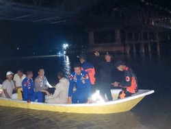 Ditabrak Truk, Pemotor Tewas-Hilang usai Jatuh ke Sungai Kampar di Pelalawan