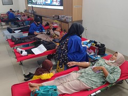 Polri Gelar Donor Darah hingga Bagi-bagi Kacamata Baca Gratis di Bogor