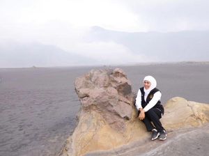 Khofifah Pamer Foto Duduk di Batu Singa Bromo, Kode Merapat ke Prabowo?