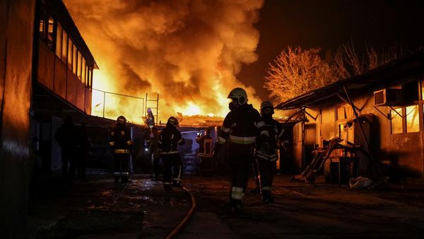 Potret Api Membara Setelah Serangan Drone Rusia Menghantam Kharkiv