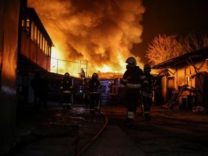 Potret Api Membara Setelah Serangan Drone Rusia Menghantam Kharkiv