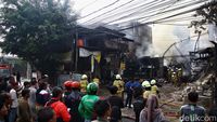 Potret Toko Bahan Bangunan di Haji Nawi Jaksel Ludes Terbakar