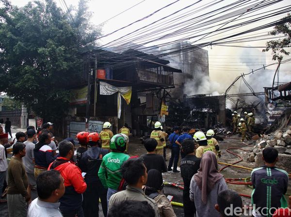 Potret Toko Bahan Bangunan di Haji Nawi Jaksel Ludes Terbakar