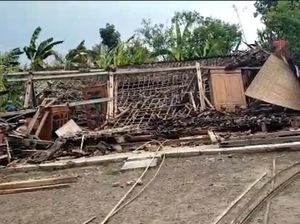 Sebuah Rumah di Ngawi Rata dengan Tanah Diterjang Hujan dan Angin Kencang
