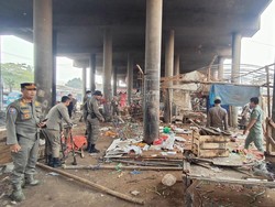 Satpol PP Bogor Tertibkan Ratusan Lapak di Kolong Flyover Cileungsi