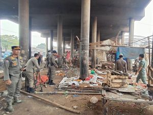 Satpol PP Bogor Tertibkan Ratusan Lapak di Kolong Flyover Cileungsi Satpol PP Bogor Tertibkan Ratusan Lapak di Kolong Flyover Cileungsi