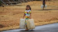 Semringah Anak-anak Takalar Ikut Ambil Bantuan Air Bersih