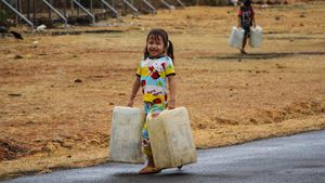Semringah Anak-anak Takalar Ikut Ambil Bantuan Air Bersih