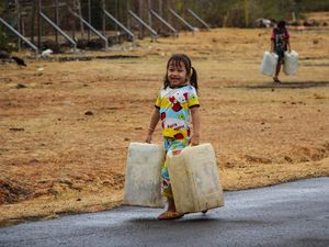 Semringah Anak-anak Takalar Ikut Ambil Bantuan Air Bersih