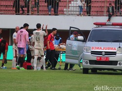 Insiden di Lapangan, Novri Setiawan Bali United Dibawa Ambulans