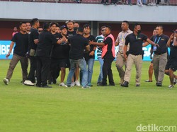 Rusuh di Laga PSS Vs Bali United: Penonton Turun Lapangan, Bench Dirusak