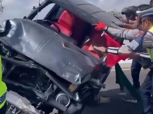 Tabrak Truk dari Belakang di Tol Bali Mandara, Jimny Terguling-Remuk Tabrak Truk dari Belakang di Tol Bali Mandara, Jimny Terguling-Remuk