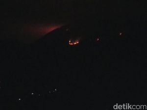 Titik Api Gunung Penanggungan Masih Terlihat Membara dari Sidoarjo Titik Api Gunung Penanggungan Masih Terlihat Membara dari Sidoarjo