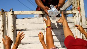 Warga Meksiko Korban Badai Otis Antre Air Bersih