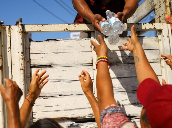 Warga Meksiko Korban Badai Otis Antre Air Bersih