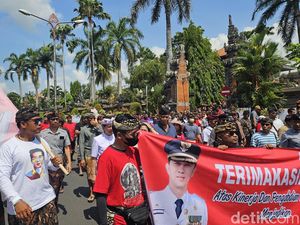 Pamit dari Kantor Bupati Klungkung, Suwirta Diantar ASN-Disambut Warga Pamit dari Kantor Bupati Klungkung, Suwirta Diantar ASN-Disambut Warga