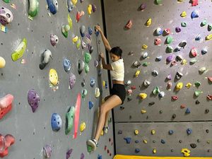 Anya Geraldine Wall Climbing, Kaki Jenjang Jadi Sorotan Anya Geraldine Wall Climbing, Kaki Jenjang Jadi Sorotan