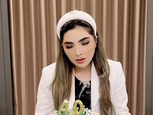 Ashanty Rayakan Ulang Tahun yang ke-40 Pakai Kue Berhias Bunga Ashanty Rayakan Ulang Tahun yang ke-40 Pakai Kue Berhias Bunga