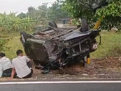 Avanza Ngebut Tabrak Pemotor hingga Tewas Lalu Terbalik di Bojonegoro